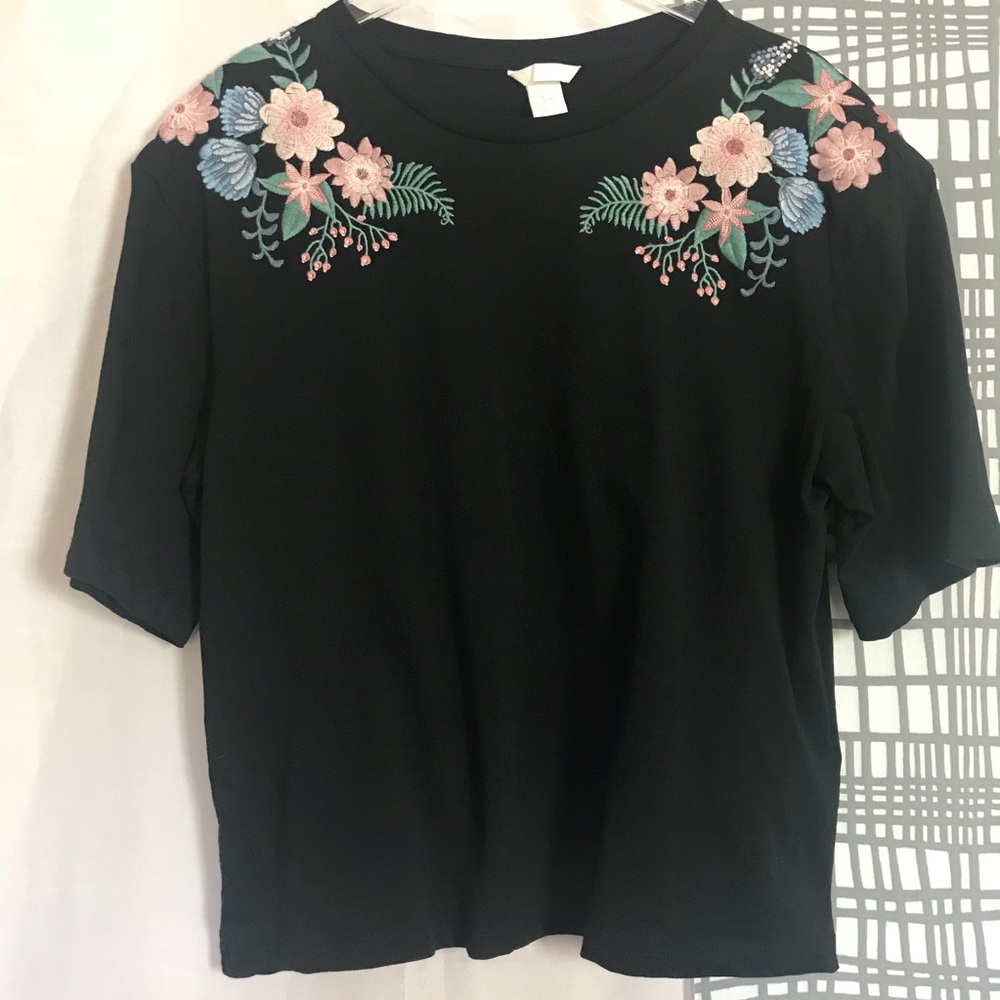 H&M floral embroidered short sleeve t- shirt Sz M